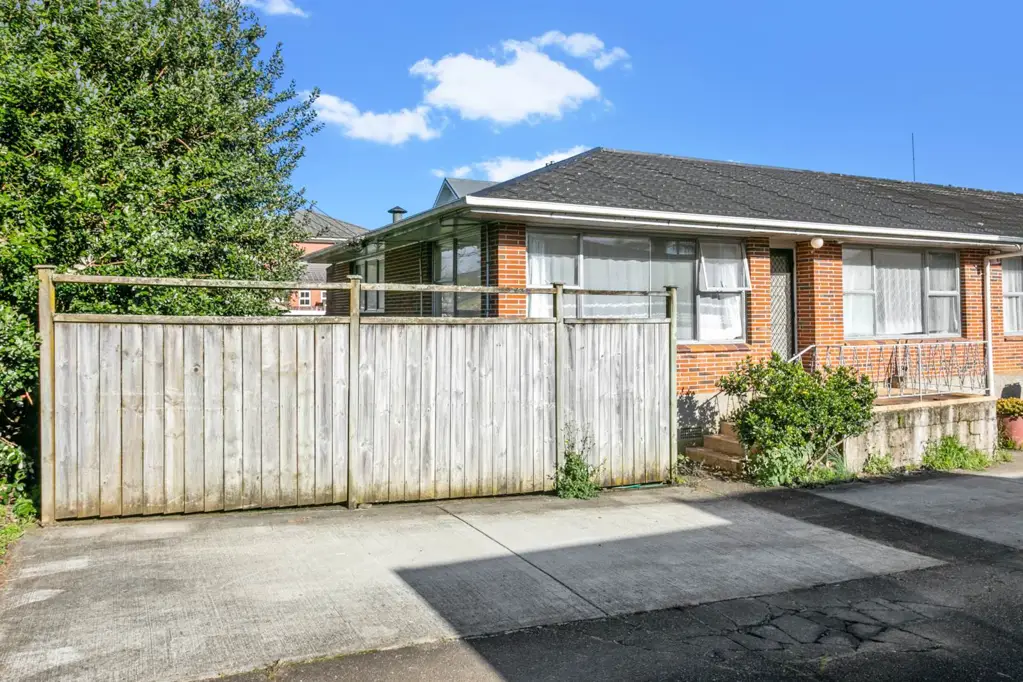 Greenlane 2 Bedroom PRIME LOCATION: SUPERB ENTRY OR INVESTMENT!