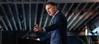 给地税“上手铐”，给居民“下剃刀”：新西兰改走“用者付费”路线，奥克兰市长威胁CRL可能停运