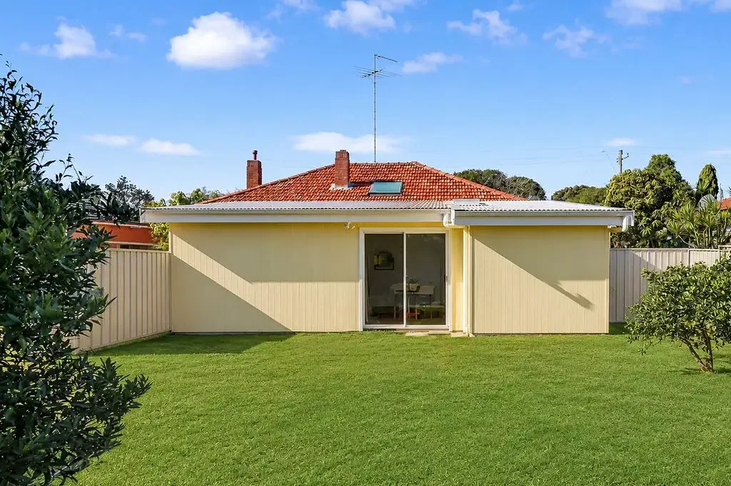 Brand New 1 Bedroom Studio with Secure Parking – South Windsor
NOTE: Driveway and Entrance is on Dickson Lane