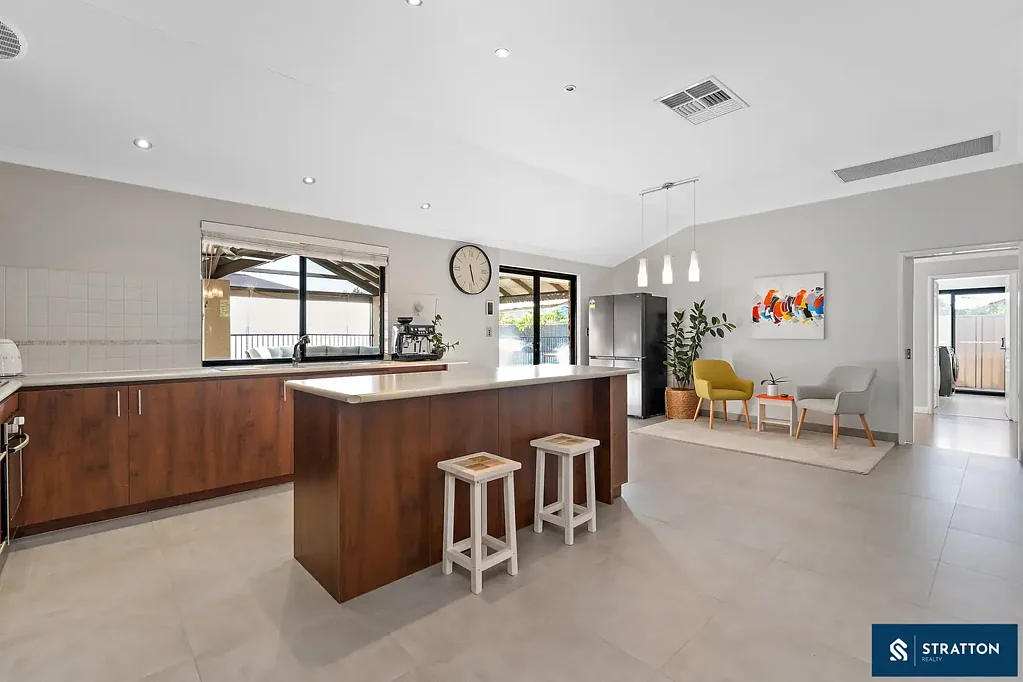 Canning Vale 4房  Spacious Family Home with Multiple Living Areas, Pool, and Unmatched Convenience!!