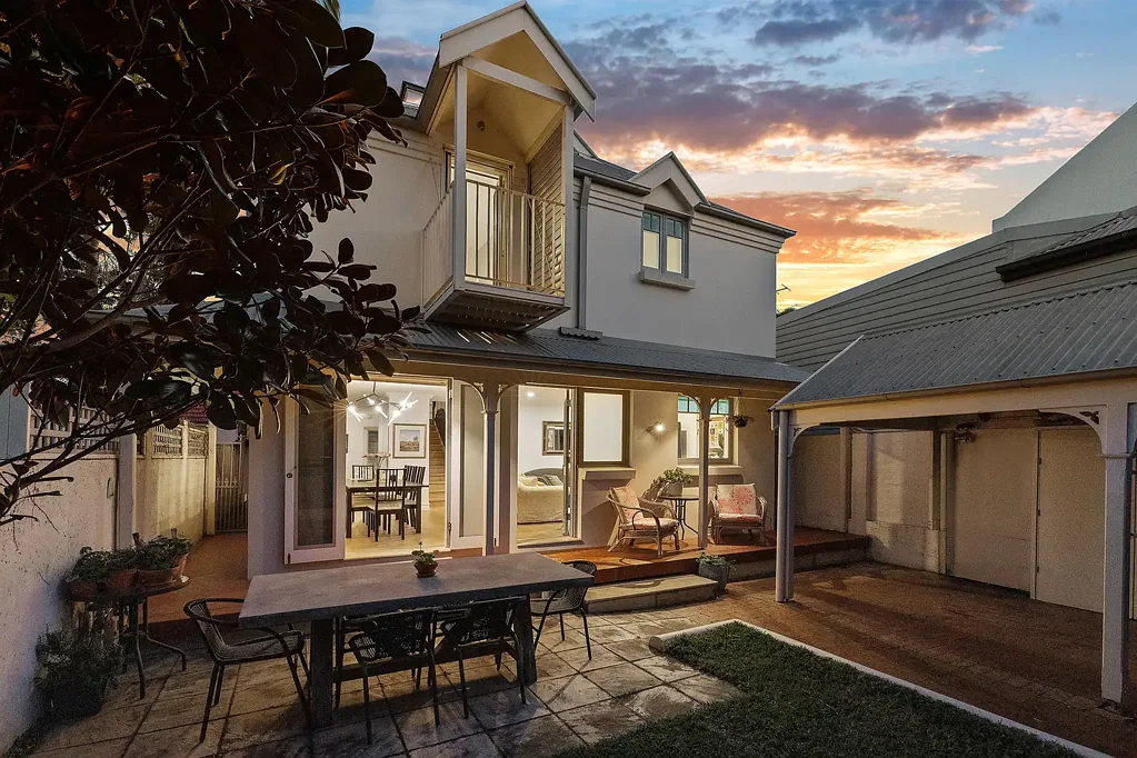 Rozelle 4房 时尚双门面小屋 光线充足CBD景色 棕褐色橡木地板 Caesarstone厨房 Miele电器 朝北花园 私人后院 电动遮阳篷 地下停车位 Freestanding family home with striking city views
