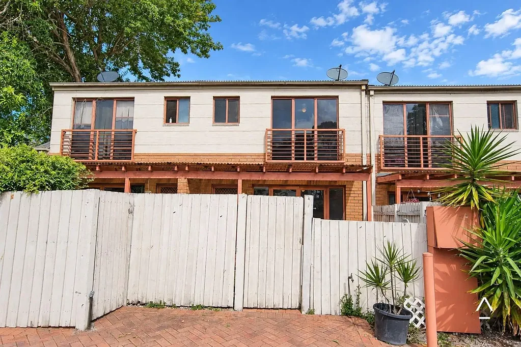 Modern Three-Bedroom Townhouse with Private Courtyard