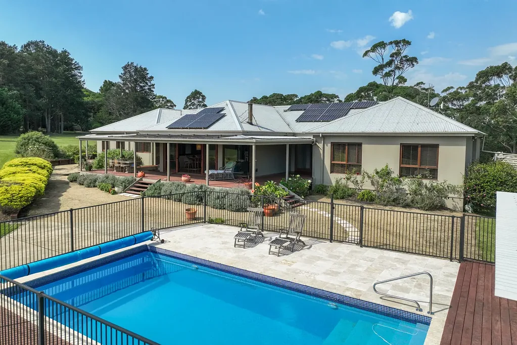 Milton 4 Bedroom Immaculate 5-acre property with breathtaking escarpment views