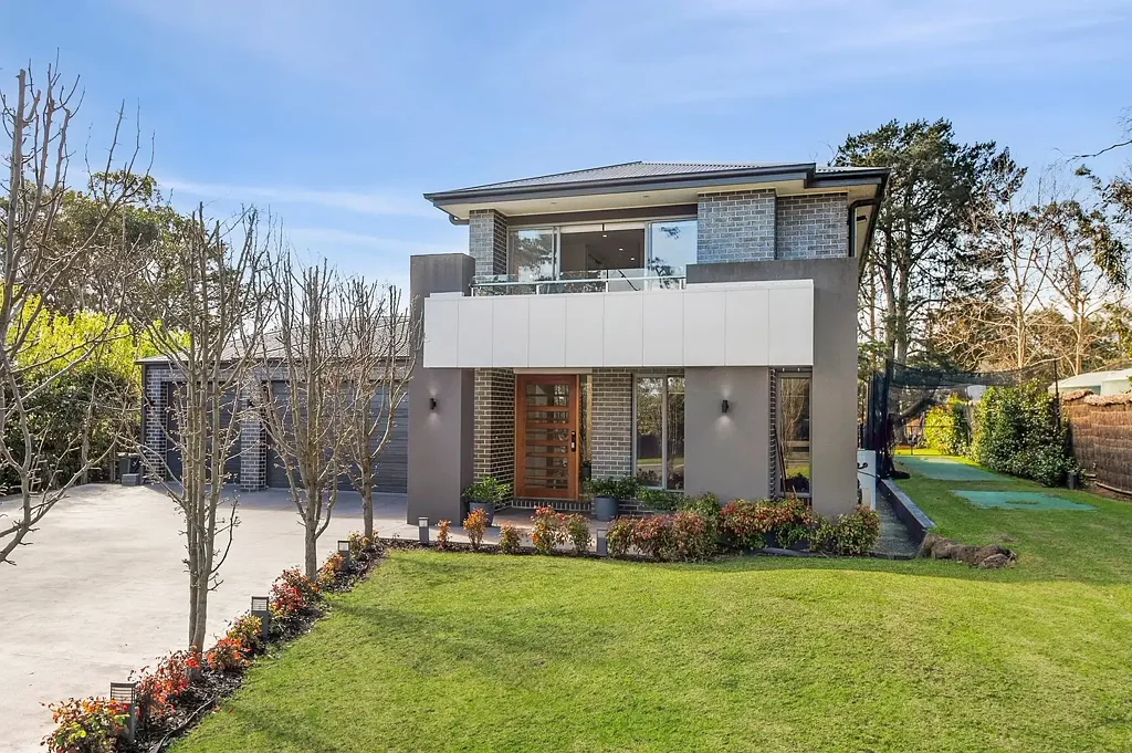 Mount Eliza 4房 Mt Eliza顶级地段 靠近Peninsula Grammar 海湾美景 宽敞地块 四卧带步入式衣帽间 游泳池 池畔小屋 安全停车位 THE ENTERTAINER
