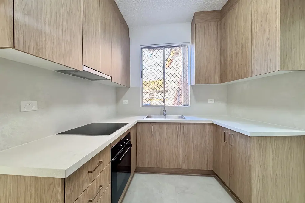 Freshly Renovated, Sunlit Apartment in Ultra-Convenient Location