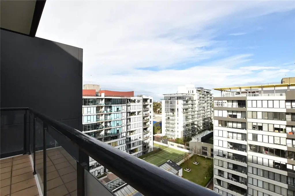 Bright and Spacious One Bedroom on Wells Street!