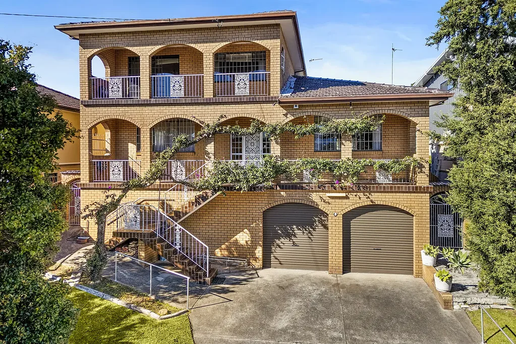 Warrawong 4房 宽敞的家庭生活空间 Spacious Family Living