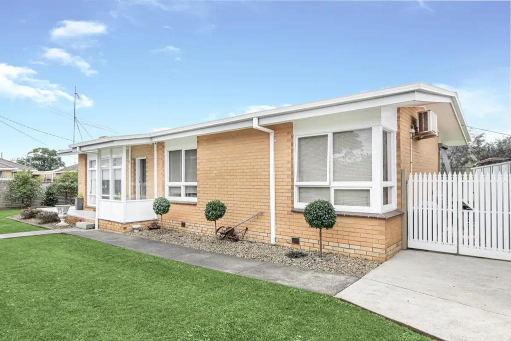 Warrnambool 3Zimmer Updated Living with Exceptional Shedding