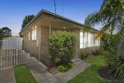 54 Fidge Crescent, Breakwater