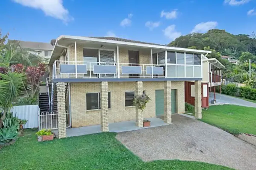 HIGH SIDE OF CHARLES STREET, TWEED HEADS - UNBELIEVABLE VIEWS