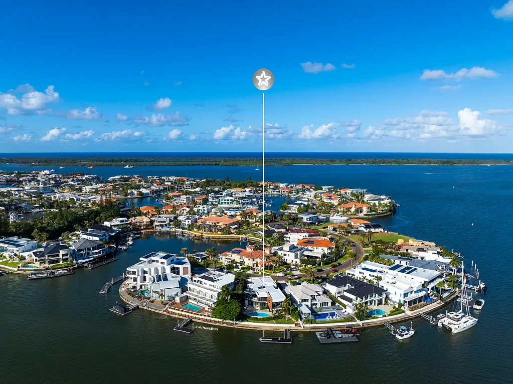 Paradise Point 5 Bedroom Broadwater Frontage - Timeless Glamour - 1000m2 Land Area - 29* Metre Waterfrontage