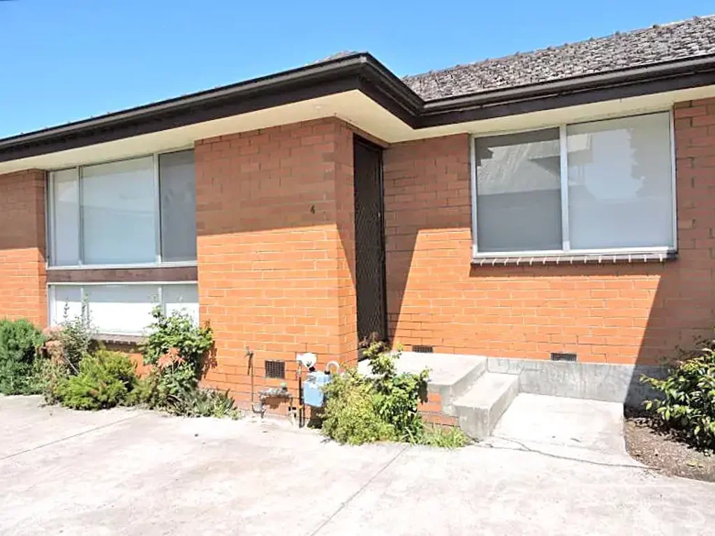 Beautifully Renovated Two-Bedroom Unit in the Prestigious Oakhill Estate