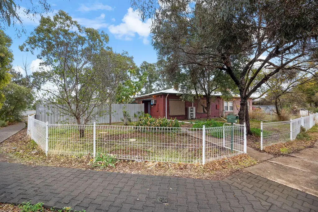 Elizabeth Grove 3部屋 Corner Block Opportunity with Room to Grow