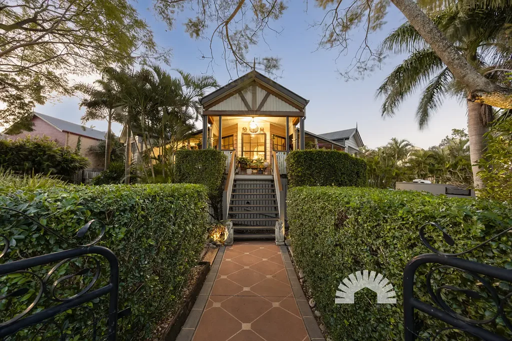 Narangba 4chambre Private Queenslander with Pool, Space & Multi-Generational Appeal