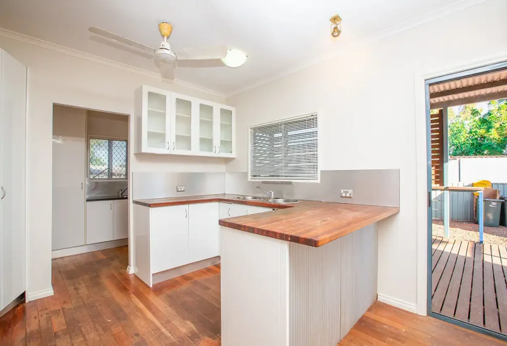 South Hedland 3Zimmer SUPER TIDY entry level FAMILY home situated on a spacious 701m2 block! GREAT Neighborhood!