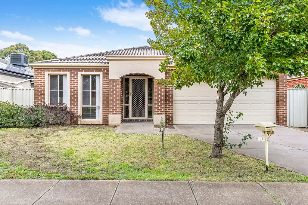 Great family home in the heart of Point Cook – Ideal for family living with its large living spaces and large backyard.