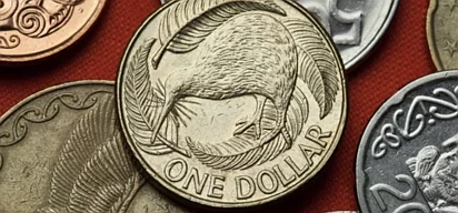 纽币徘徊低谷：降息预期与美元强势双重夹击