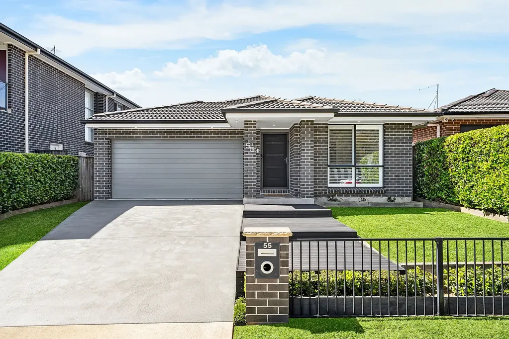 Airds 4 Slaapkamer One of Newbrook's Biggest Blocks – 519sqm with Endless Potential, No Neighbours Opposite & a Family Home Built for Lifestyle