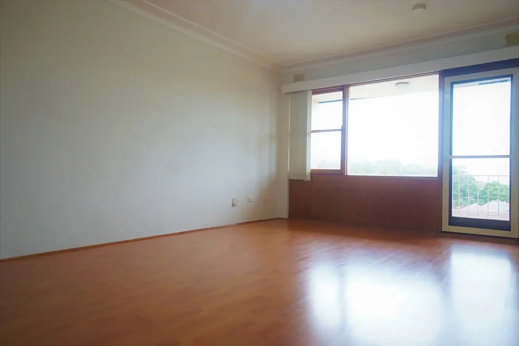 Bright & Sunny 2 Bedroom Unit, 5 minutes walk to Eastwood Train Station