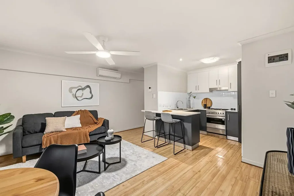 Glenelg South 3બેડરૂમ Highly Convenient 3-Bedroom Ground Floor Unit | A Lock-Up-and-Leave Lifestyle in Glenelg South