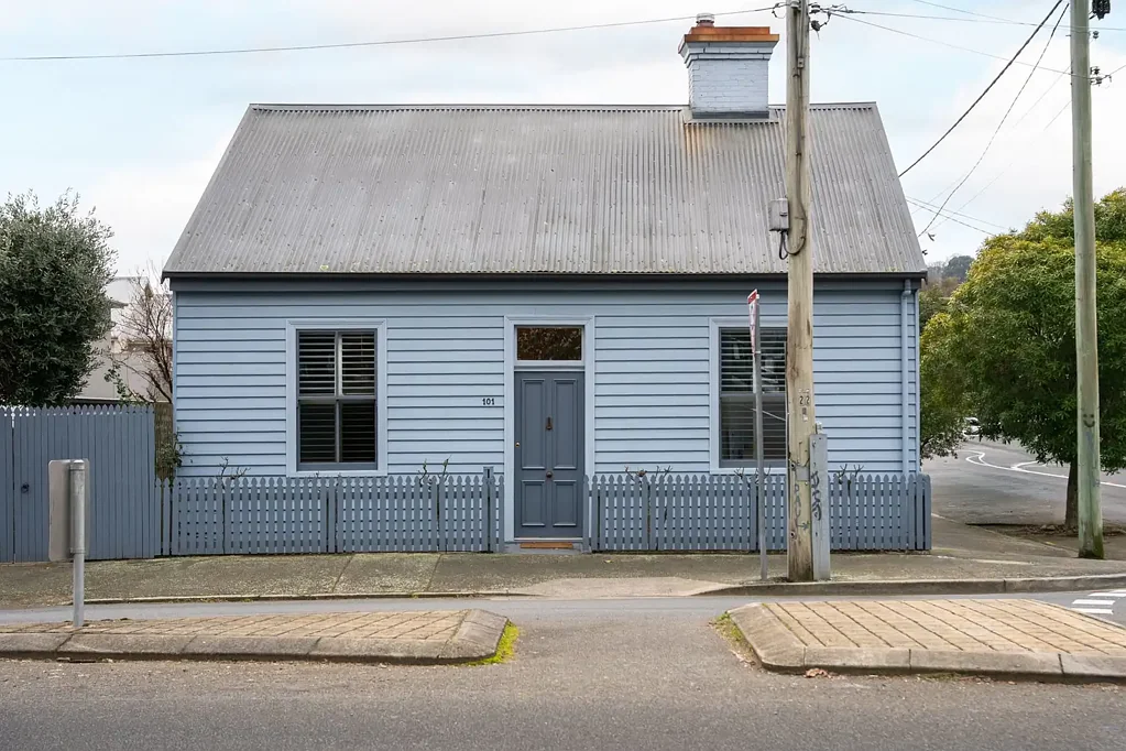 Launceston 4 Slaapkamer Renovated home with gorgeous character, secure garaging, hidden backyard as it's sanctury