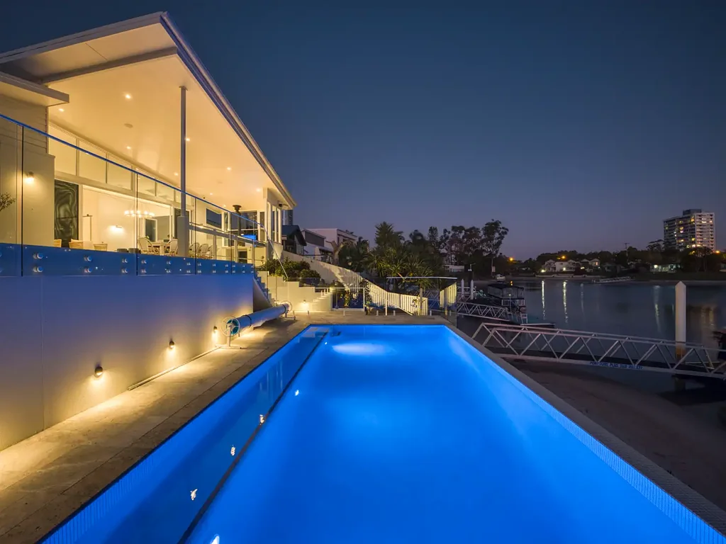 Broadbeach Waters 4Kwarto Coastal luxe meets family functionality in a private waterfront haven