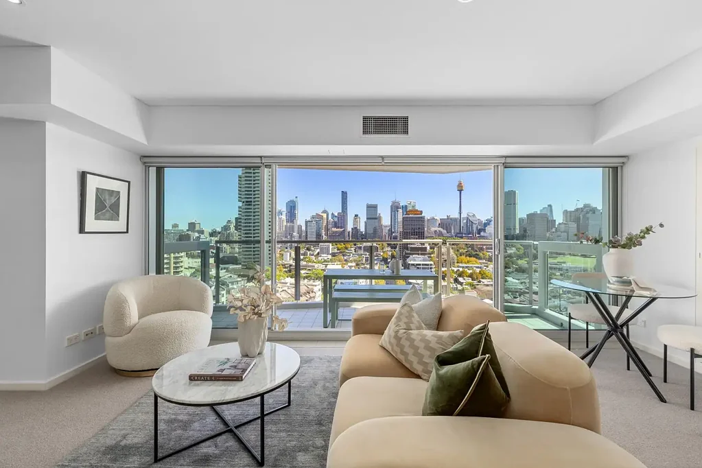 North/West-Facing Apartment with Sweeping Harbour & City Views in Zenith