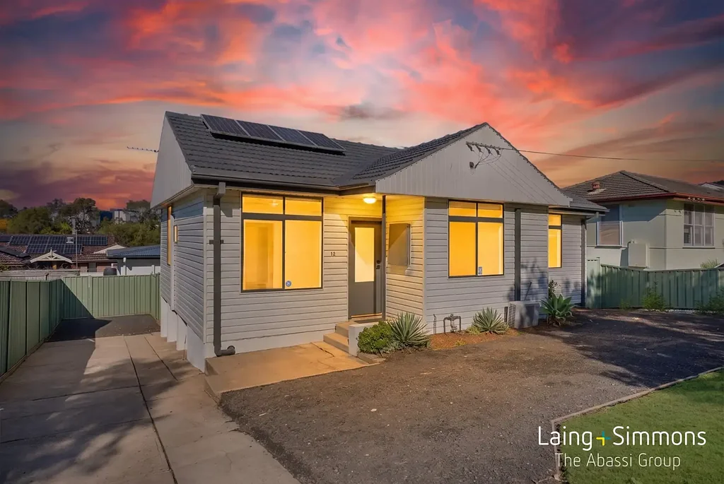 Kingswood 5બેડરૂમ Two Stunning Homes, One Incredible Kingswood Opportunity | Approx. $1,350pw Rental Return