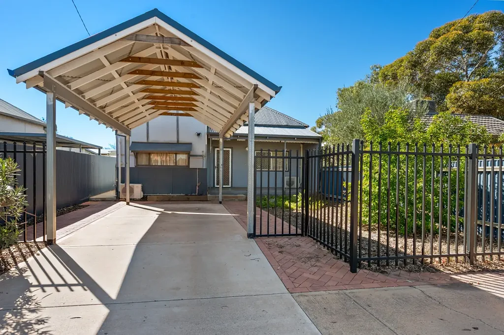 Kalgoorlie 4部屋 Recently Modernised 4-Bedroom Home, That Comes With An Existing Lease at $850pw!!