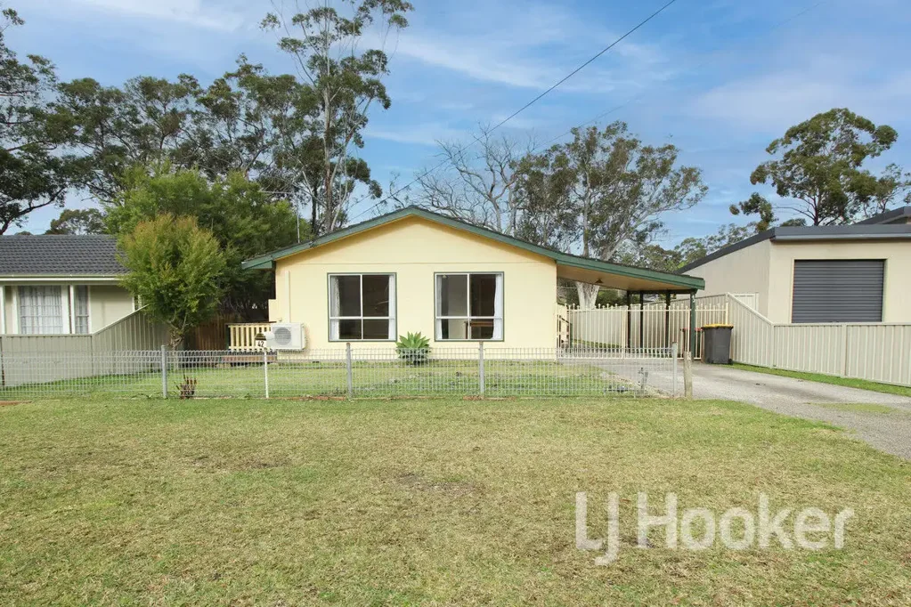 Retro Charm with a Huge Backyard!