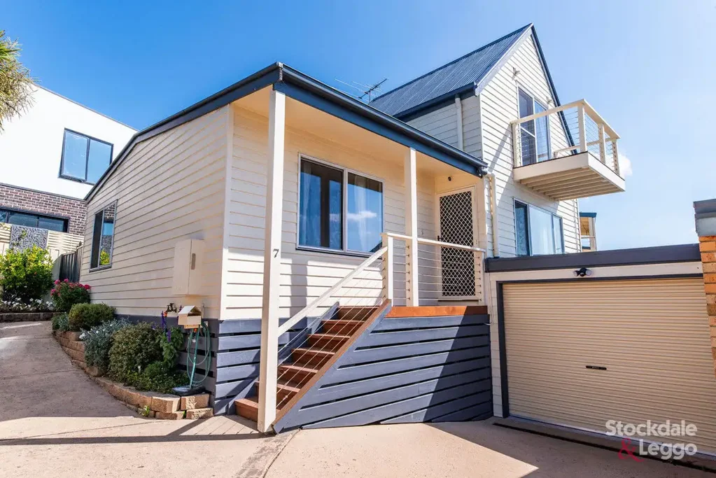 San Remo 3 Slaapkamer Coastal Townhouse with Water Glimpses in Prime San Remo Position