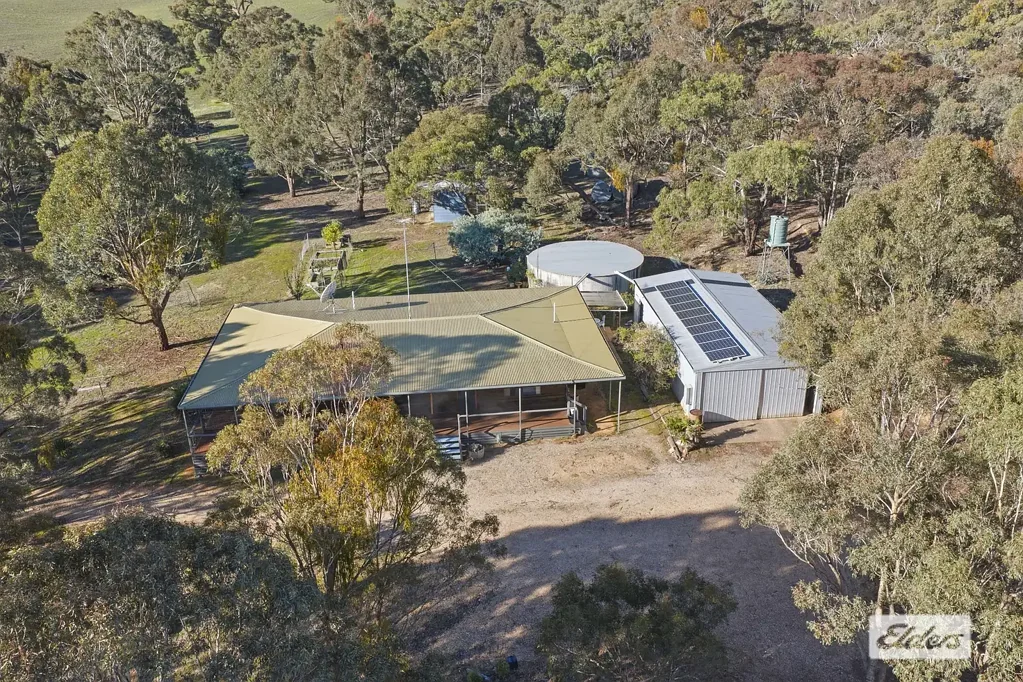 Warrak Country retreat nestled between 2 mountain ranges