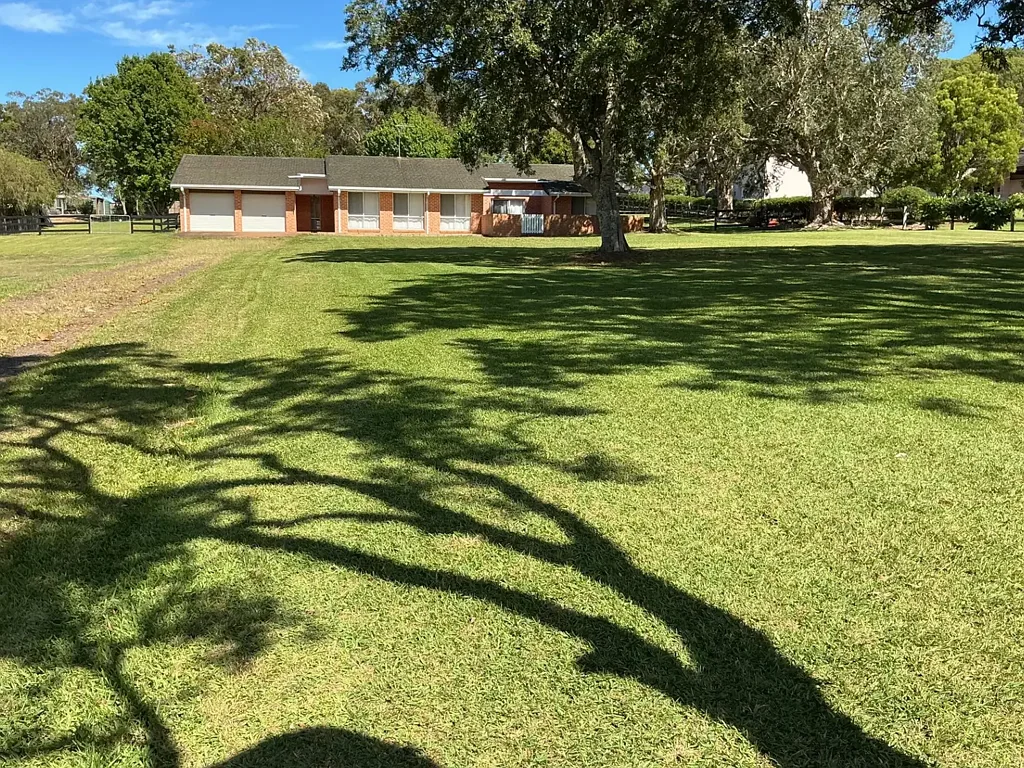 Forster 4ਬੈੱਡਰੂਮ Just under 2 acres of beautiful land set in a quiet tranquil area only 5 minutes to the beaches and shops.