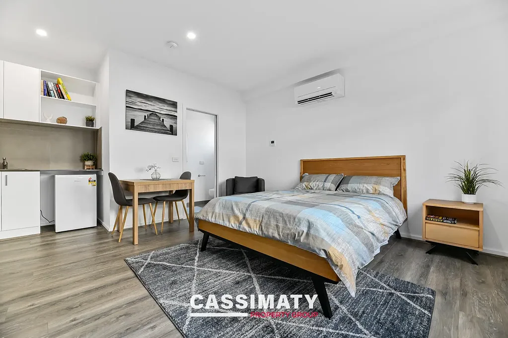 Large one bedroom, one bathroom fully furnished for rent in central Cranbourne