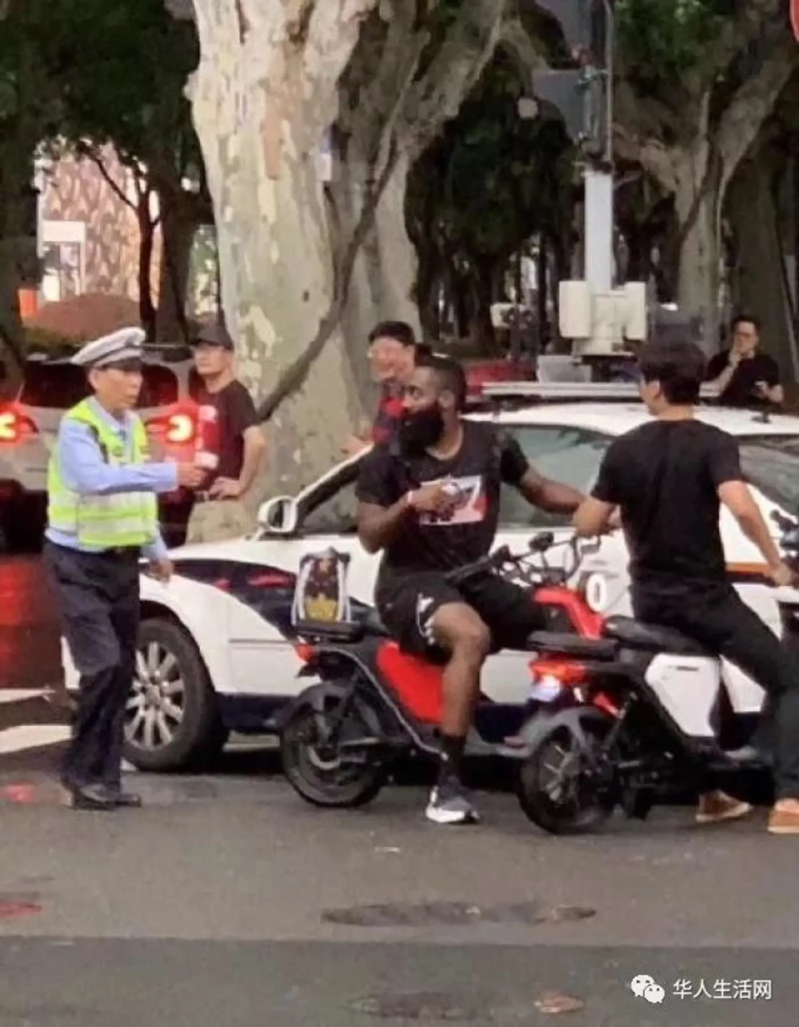 NBA球星哈登上海街头骑电动车，当场被抓照曝光，防住哈登的第一男人是他