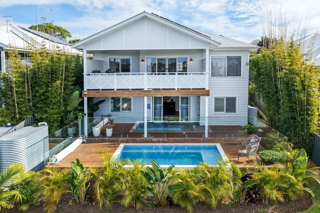Milton 4 Bedroom Custom Built Two-Level Retreat in Idyllic Setting
