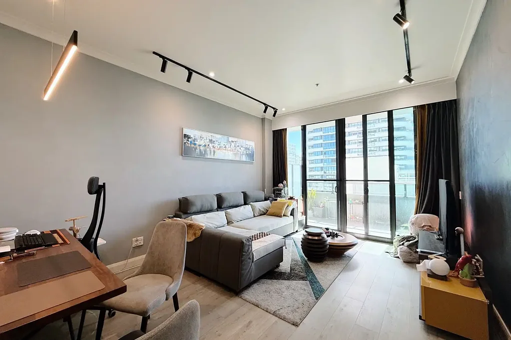 Spacious 1 bedroom & Timberfloor Throughout! & HUGE layout! & Super convenient location with easy access to everything