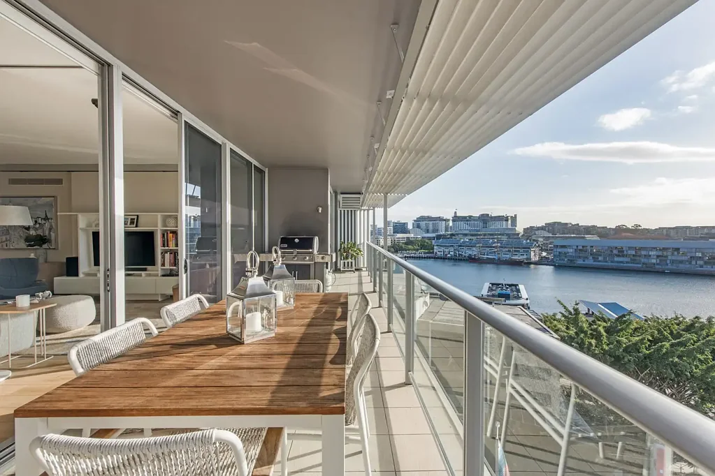 Sydney 3房 朝北水景公寓 开放式起居区 现代厨房 高端电器 宽敞阳台 港湾景观 主套房豪华 设施齐全 靠近餐厅咖啡馆 Where City Energy Meets Harbour Tranquillity