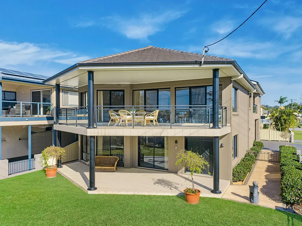 Large 4 bedroom lakeside property