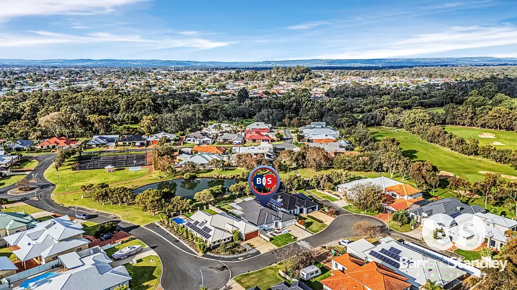 Pelican Point 4房  Stunning Home Backing onto the Lake in The Golf Estate