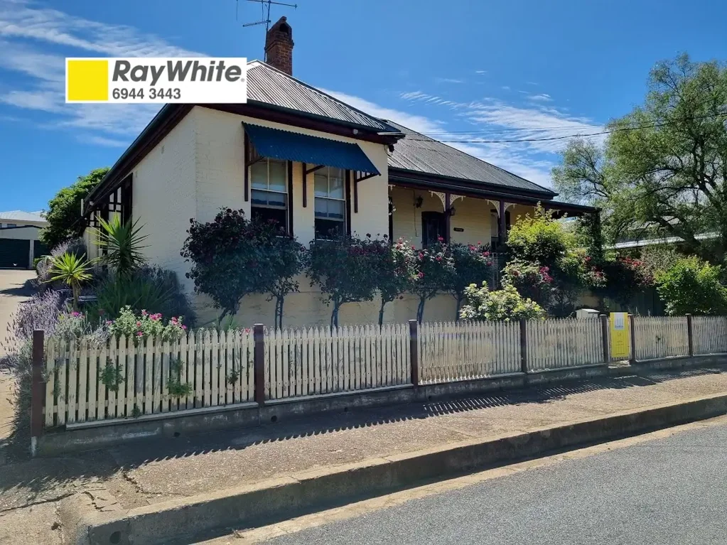 Gundagai 3 Bedroom A charming home with central location