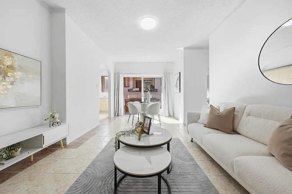 Kogarah 2房 东北朝向双砖精品公寓，带独立车库，步行至火车站 North-East Facing Double-Brick Gem with Lock-Up Garage, steps to Train Station