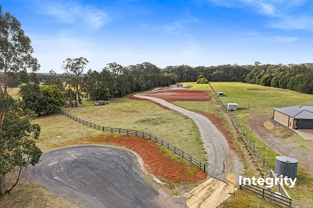 Kinglake West 1બેડરૂમ Ready-to-Go 5.5 Acre Rural Retreat with Power, Infrastructure and More