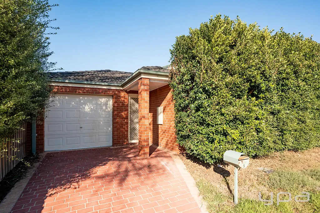 Comfortable Family Living in a Quiet Werribee Court