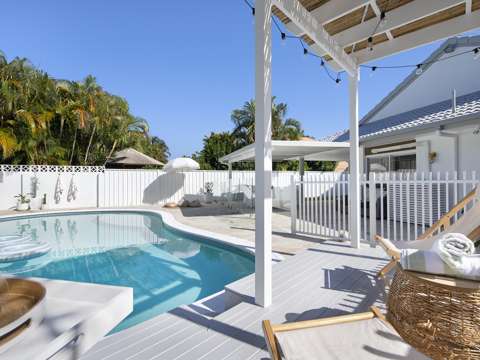 Mermaid Waters 5 Bedroom STUNNING FAMILY HOME IN MERMAID WATERS