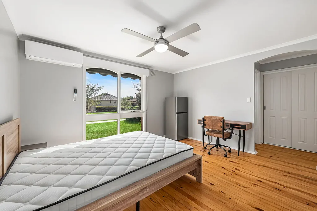 Welcome to this cosy Sanctuary in Melton!! Last room available in this renovated rooming house - UTILITIES INCLUDED IN RENT!
