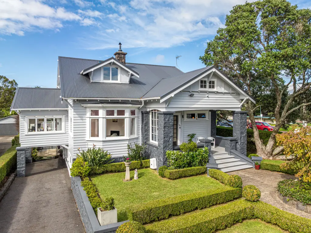 Epsom 5침실 Beautiful family home right by the  village