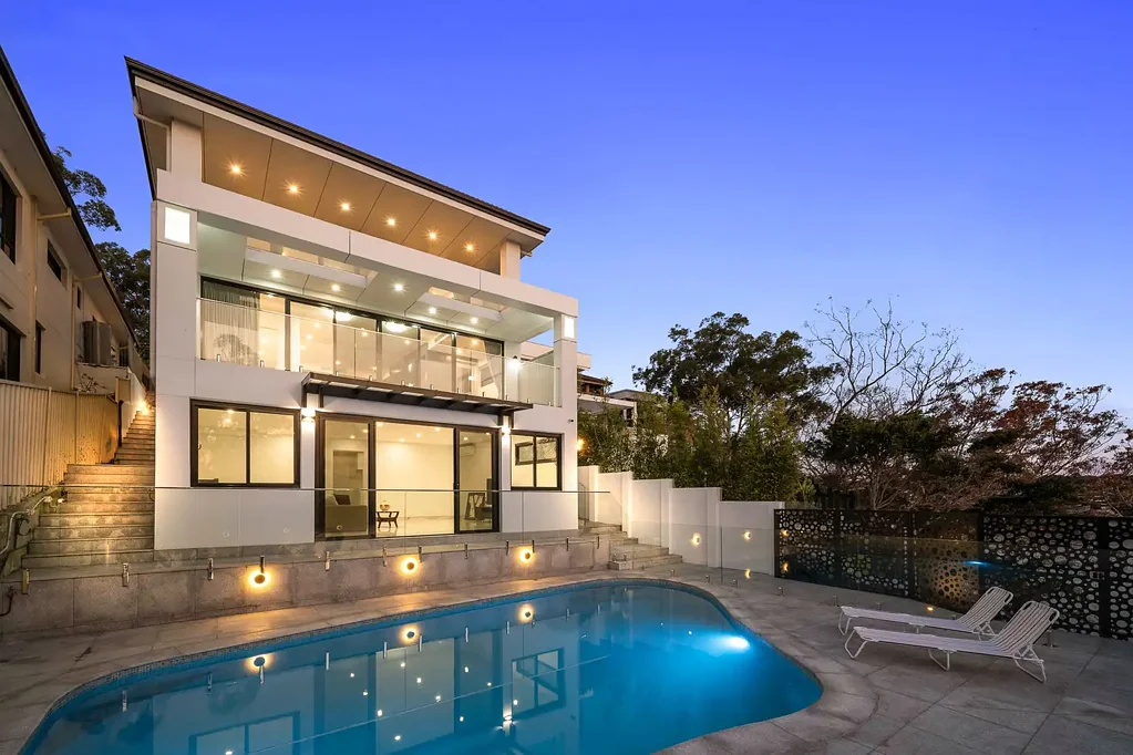 Kangaroo Point 5 Bedroom Luxurious Grand Street to Deep Waterfront with Jetty and Pontoon