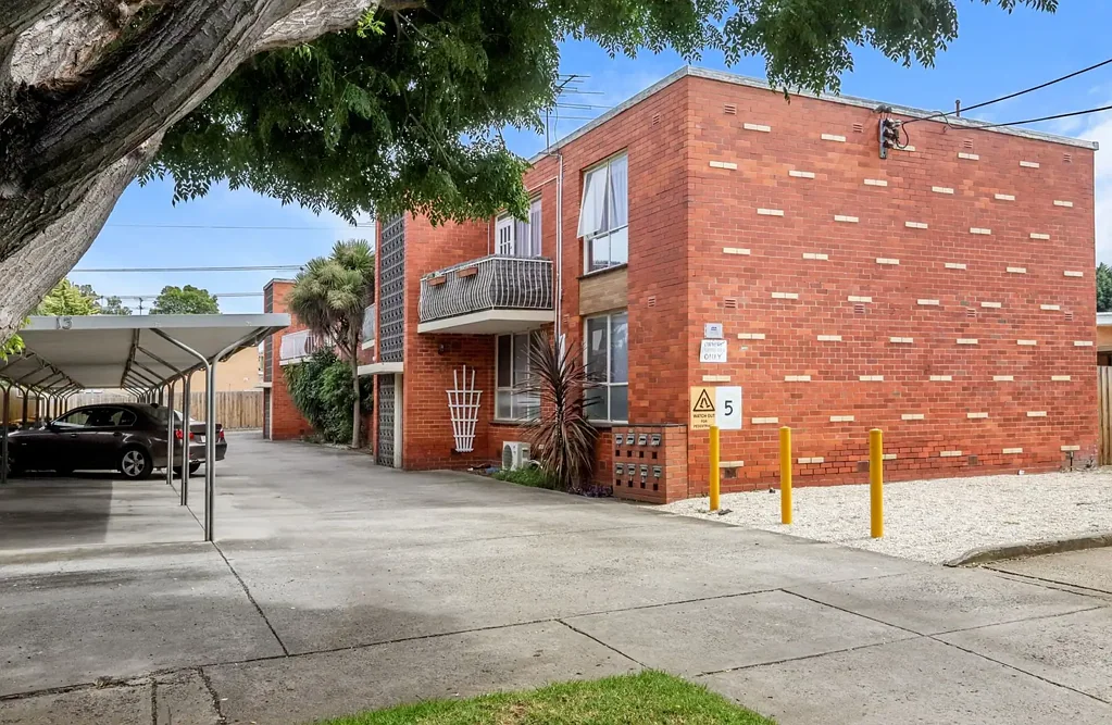 SPACIOUS 2 BEDROOM UNIT CLOSE TO HIGHPOINT SHOPPING CENTRE