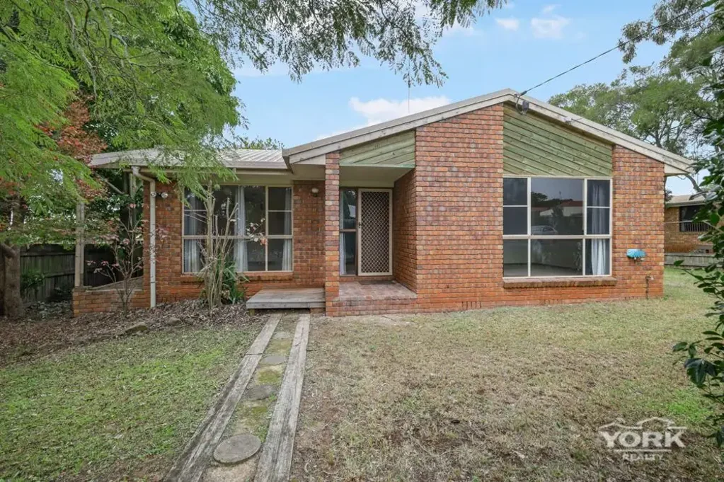Rockville 3침실 Solid Brick Home with Renovation Potential in a Growing Rockville Location
